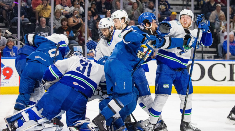 Cīniņš pie Artūra Šilova vārtiem Kolorādo "Eagles" un Abotsfordas "Canucks" spēlē. Foto: Ashley Potts/Colorado Eagles