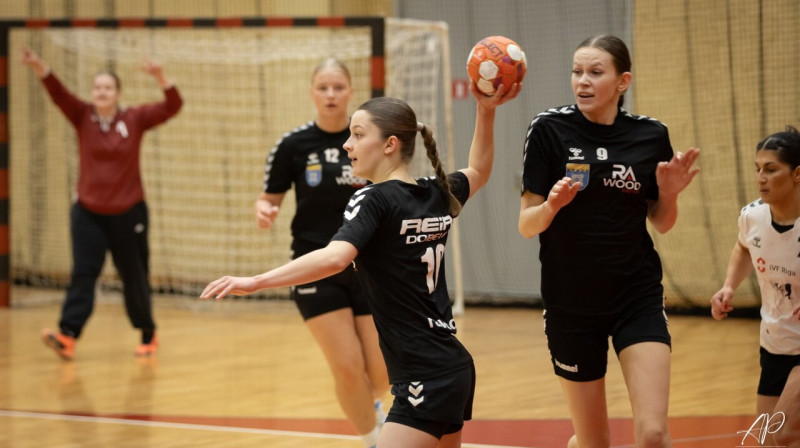 "REIR"/"Dobele SS" handboliste Elīza Bilkšte ar bumbu. Foto: Anete Podvinska/Latvijas Handbola federācija