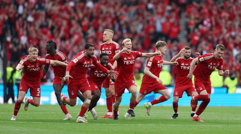 Kristers Tobers un Aberdīnas futbolisti triumfa brīdī. Foto: Russell Cheyne/Reuters/Scanpix