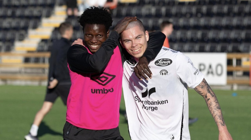 Lūkass Vapne ar komandas biedru Emanuelu Mensā. Foto: Sogndal Fotball