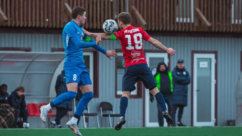 Raivis Skrebels pret Armandu Pētersonu. Foto: Ruslans Antropovs