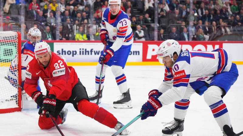 Nīno Nīderreiters cīņā pret Metjū Benjērsu. Foto: Matt Zambonin/IIHF