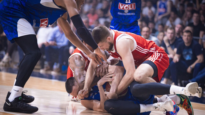 Cīņa uz parketa Podgoricas "Budućnost" un Belgradas "Crvena zvezda" basketbolistu starpā. Foto: Filip Roganović/Budućnost Voli