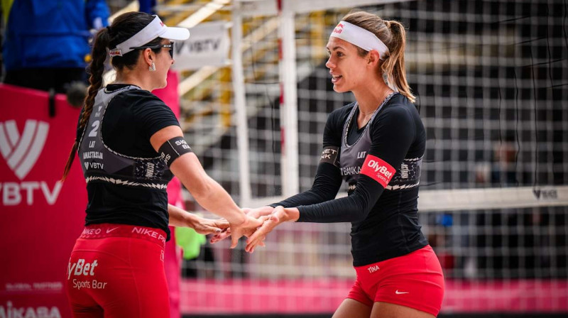 Anastasija Samoilova un Tīna Graudiņa. Foto: volleyballworld.com