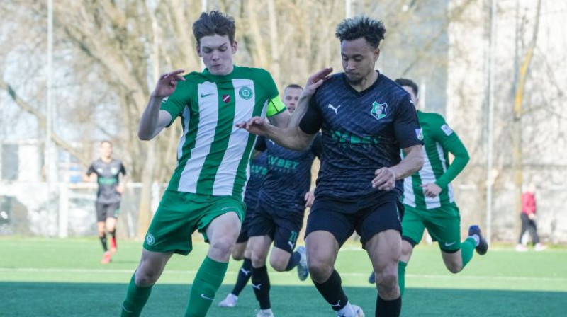 Kārlis Vilnis pret Kemelo Ngenā. Foto: Kristians Putniņš/FK "Auda"