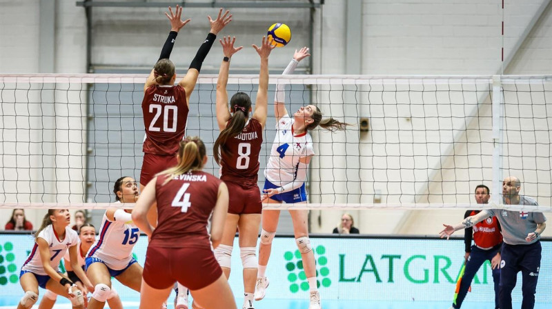 Mirklis no Latvijas un Fēru Salu izlašu spēles Jelgavā. Foto: CEV