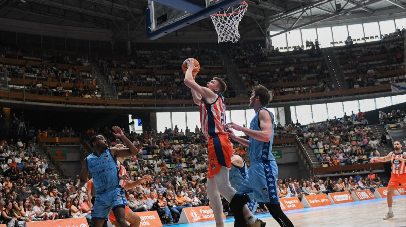 Kārlis Šiliņš uzbrukumā. Foto: Club Basquet Coruña