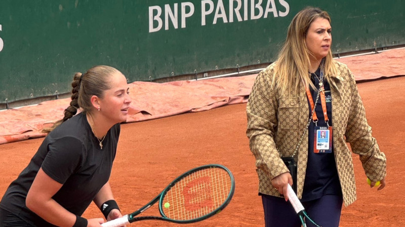 Aļona Ostapenko un Mariona Bartoli. Foto: Elisa Alcoba / Elisse Tennis