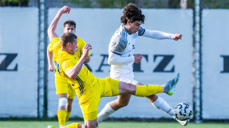Aļģirds Gražis ar bumbu. Foto: Riga Mariners