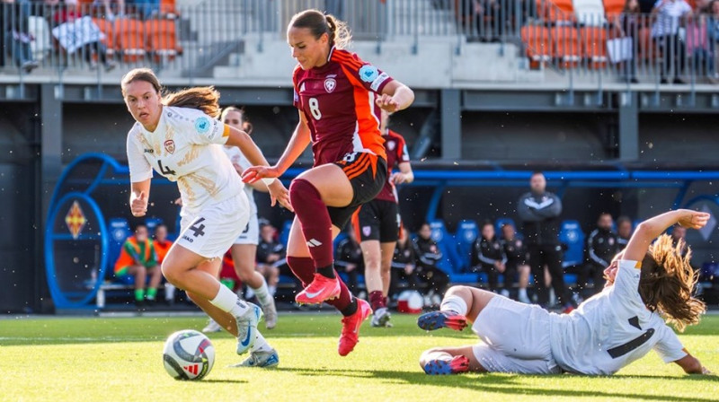 Viktorija Zaičikova (Nr. 8) cīņā pret maķedonietēm. Foto: LFF