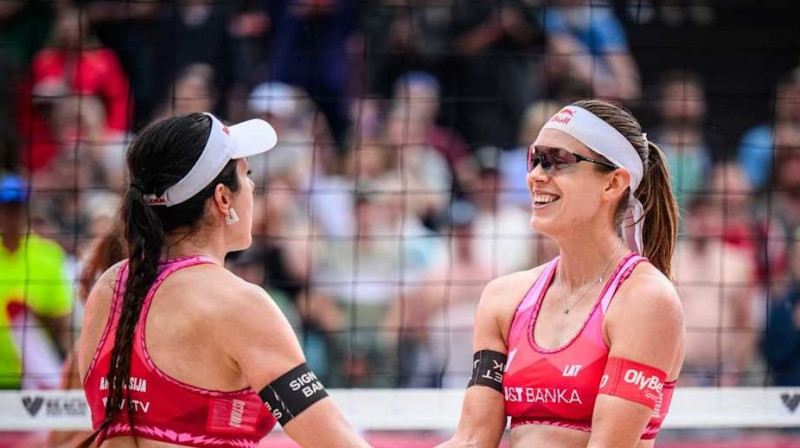 Anastasija Samoilova un Tīna Graudiņa. Foto: volleyballworld.com