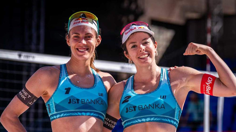 Tīna Graudiņa un Anastasija Samoilova. Foto: volleyballworld.com