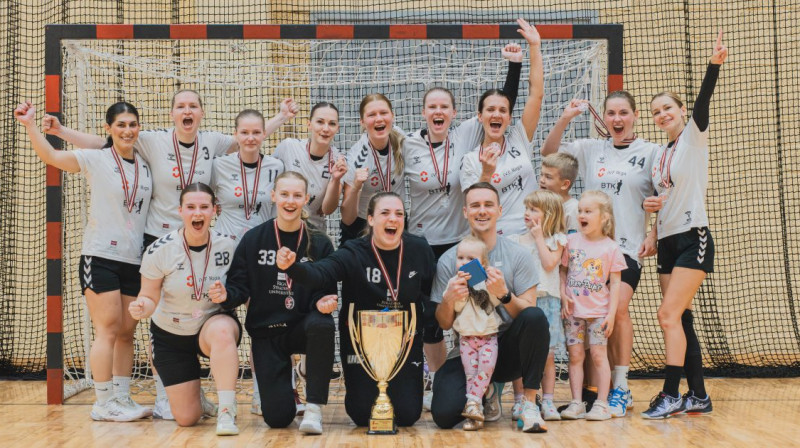 Latvijas kausa ieguvējas - RSU handbolistes. Foto: Santa Zariņa