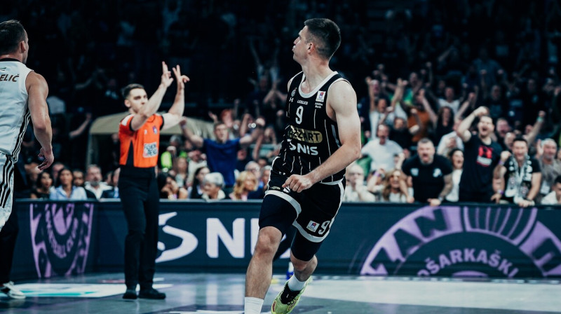 Belgradas "Partizan" basketbolists Vaņa Marinkovičs pēc trāpīta tālmetiena.