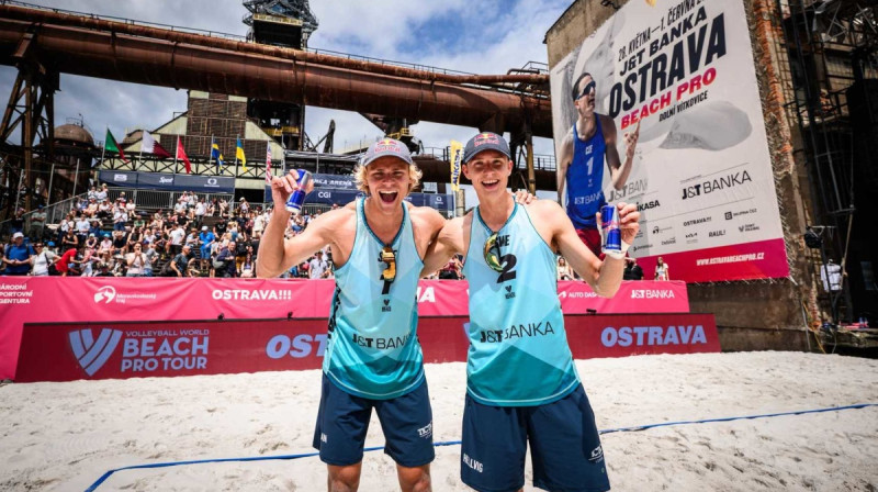 Dāvids Omans un Jonatans Helvigs. Foto: volleyballworld.com