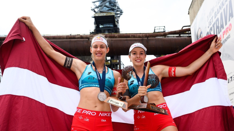 Tīna Graudiņa un Anastasija Samoilova. Foto: Vlastimil Vacek / ostravabeachpro.cz