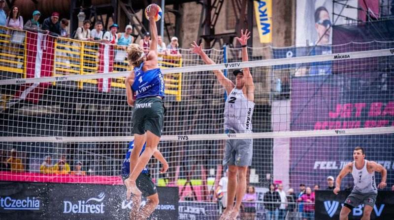 Kristians Fokerots un Mārtiņš Pļaviņš pret zviedriem. Foto: volleyballworld.com