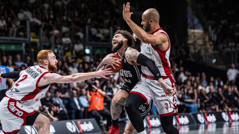 Boloņas "Virtus" aizsargs Izaja Kordinjē Milānas "Olimpia" basketbolistu ielenkumā. Foto: Virtus Bologna