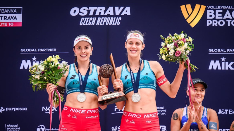 Anastasija Samoilova un Tīna Graudiņa. Foto: volleyballworld.com
