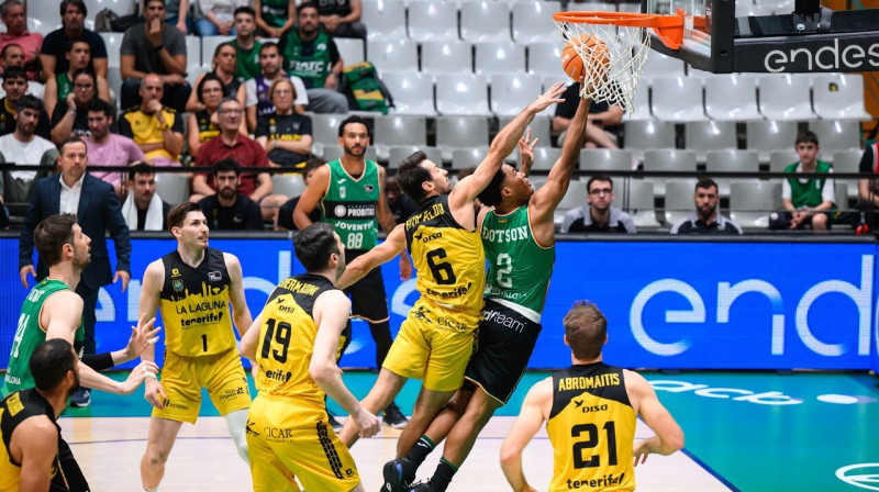 Tenerifes "Canarias" aizsargs Bruno Fitipaldo aizsardzībā Badalonā. Foto: Club Joventut Badalona