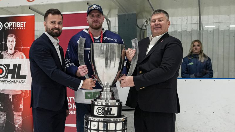 Rpberts Pļāvējs un Aigars Kalvītis apbalvo "Mogo/RSU" ar OHL čempionu kausu. Foto: LHF