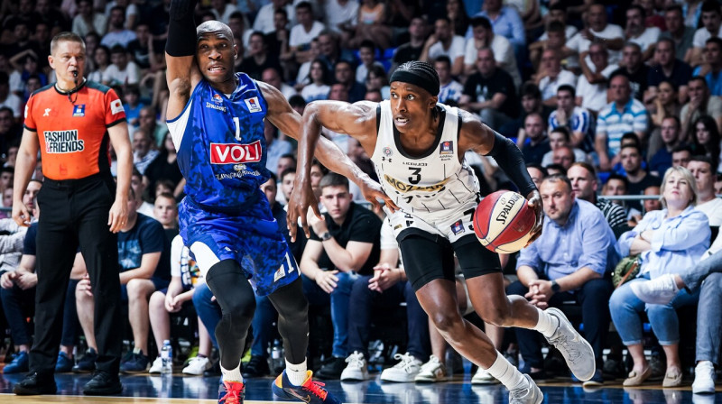 Belgradas "Partizan" aizsargs Franks Ntilikina ar bumbu Adrijas līgas finālspēlē Podgoricā. Foto: Dragana Stjepanović/ABA League
