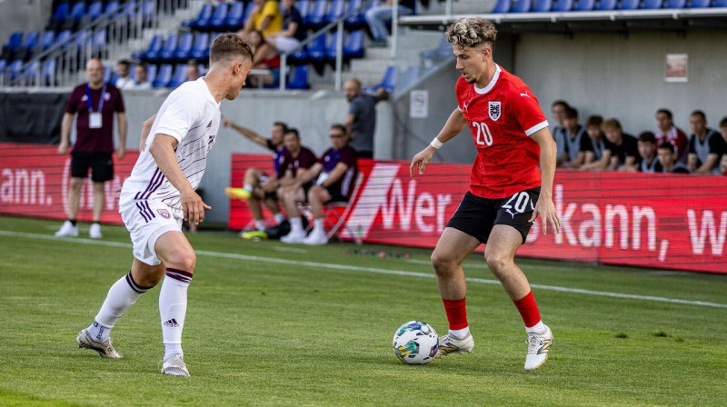 Austrijas U21 valstsvienības malējais futbolists Damjans Kovačevičs ar bumbu spēlē pret Latviju. Foto: Österreichischer Fußball-Bund (ÖFB)
