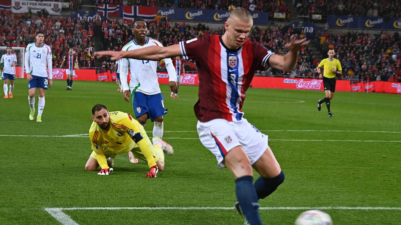 Ērlings Holanns gūst norvēģu trešos vārtus spēlē pret Itāliju. Foto: Pasquale Golia/IPA Sport/Scanpix