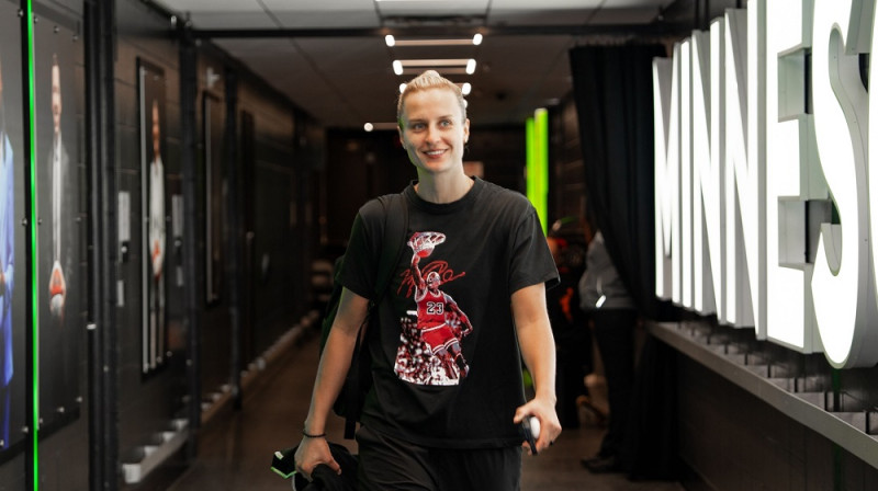 Kitija Laksa ar Maikla Džordana kreklu 2025. gada 3. jūnijā Mineapolē. Foto: Phoenix Mercury