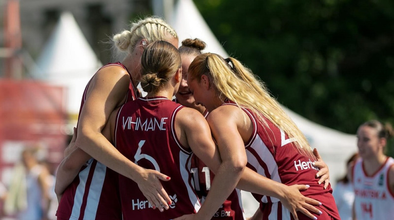 Ketija Vihmane ar komandas biedrēm 2025. gada 7. jūnijā Bukarestē. Foto: FIBA