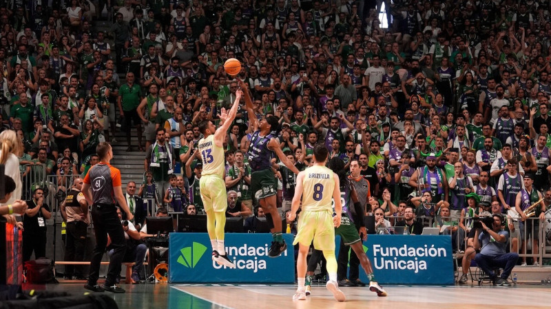 Kamerons Teilors bloķē Tomāša Satoranska tālmetienu papildlaika pēdējā sekundē – Malagas "Unicaja" sasniedz Spānijas ACB līgas pusfinālu.
Foto: Unicaja Baloncesto
