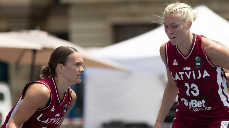 Ketija Vihmane un Marta Miščenko 2025. gada 7. jūnijā Bukarestē. Foto: FIBA
