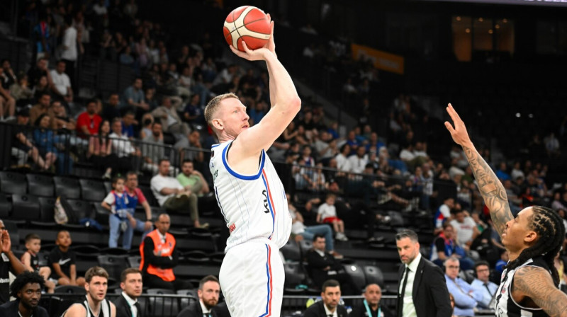 Kails Olmens aizsardzībā pret Rolandu Šmitu. Foto: Anadolu Efes SK