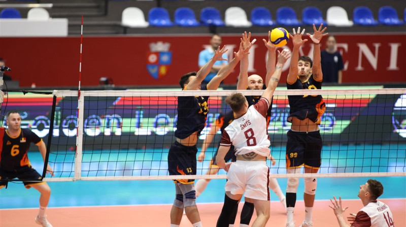 Rumānijas valstsvienības volejbolisti blokā. Foto: CEV