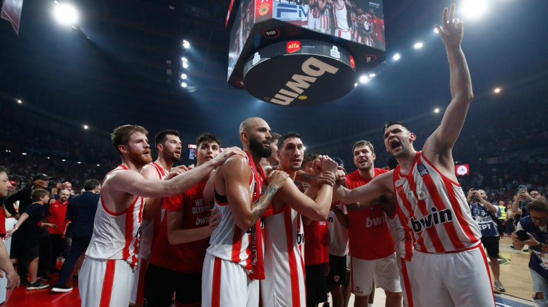 Pirejas "Olympiacos" basketbolisti pēc triumfa Grieķijas meistarsacīkstēs. Foto: Olympiacos BC