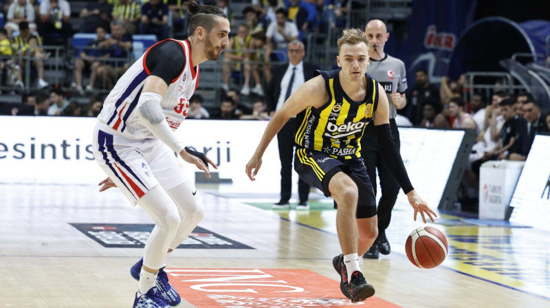 Artūrs Žagars ar bumbu. Foto: Fenerbahçe Beko