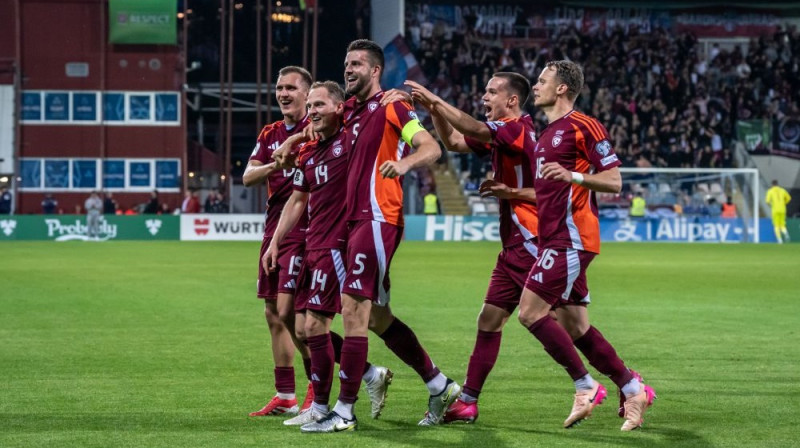 Latvijas izlases futbolisti Foto: LFF
