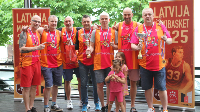 Maksibasketbola 3x3 čempioni K45+ un K50+ grupā - Saulkrastu "Varenie runči". Publicitātes foto