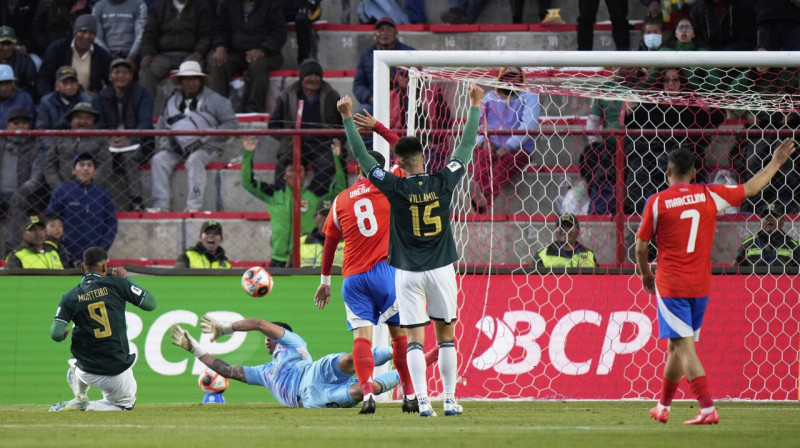 Enso Monteiro spēlē pret Čīli panāk 2:0 Bolīvijas valstsvienības labā. Foto: Juan Karita/AP/Scanpix