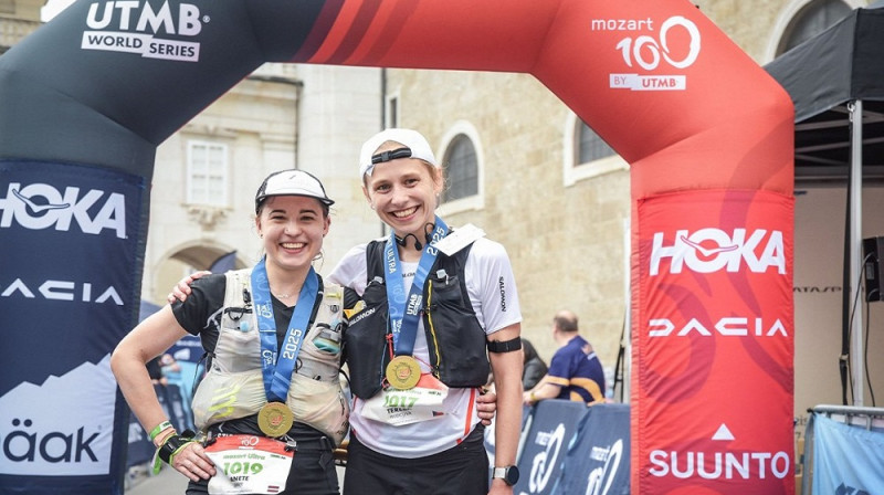 Anete Švilpe (no kreisās) kopā ar 2.vietas ieguvēju čehieti Terezu Hudcovu. Foto:Sportograf.