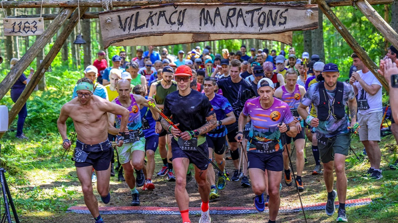 Starts Vilkaču maratonam. Gvido Kalniņš (centrā sarkanā cepurītē). Dainis Limanāns (pirmais no kreisās), Kl.Stankevics (Nr.48) un Ģ. Dakša (pirmais no labās). Foto: A.Jermuts.