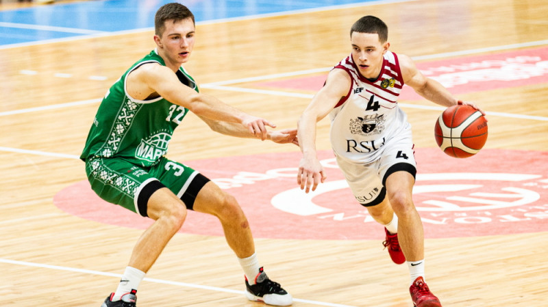 Jēkabs Niedra aizsardzībā pret Tomasu Latiševu. Foto: RSU