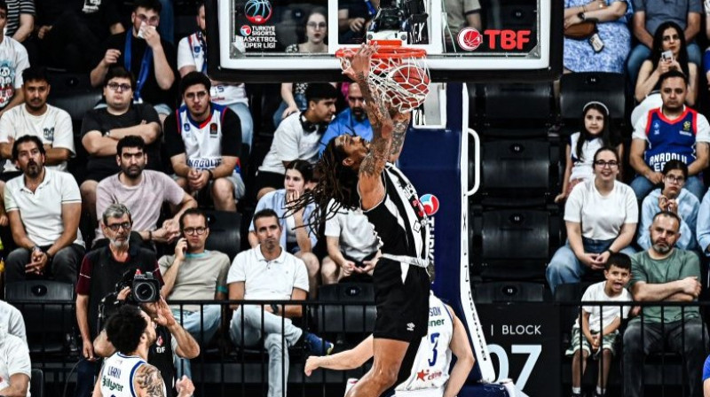Stambulas "Beşiktaş" spēlētājs Emanuels Terijs triec bumbu "Anadolu Efes" mājas grozā. Foto: Beşiktaş JK