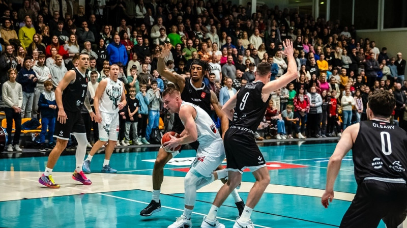 Jānis Kaufmanis pret Dairi Bertānu un Džakvonu Lorensu. Foto: Gulbenes Buki