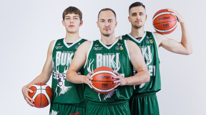 Gulbenes "Buku" basketbolisti Kristers Ķikusts, Ingars Aizpurs un Rihards Bērziņš.