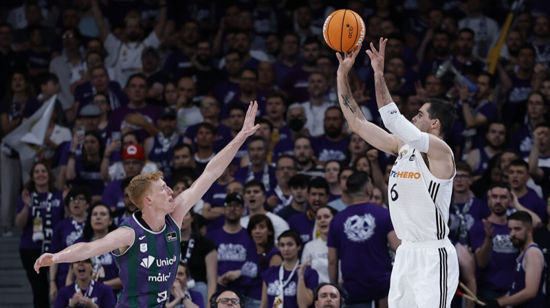 Alberto Abalde (Madrides "Real") pret Alberto Diasu (Malagas "Unicaja"). Foto: Real Madrid Baloncesto