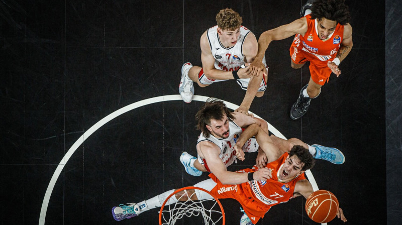 Mirklis no Ulmas "Ratiopharm" un Vircburgas komandu cīņas. Foto: Harry Langer/Defodi Images/Zumapress.com/Scanpix