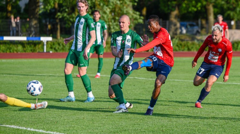 Kingslijs Emenikē izpilda sitienu Foto: Ruslans Antropovs