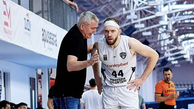 Ainars Bagatskis ar amerikāņu basketbolistu Kodiju Džastisu. Foto: CSO Voluntari