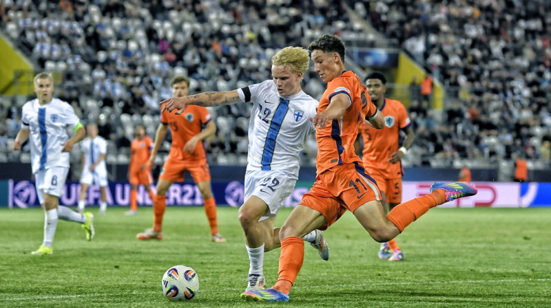 Soms Miska Ilitolva aizsardzībā pret nīderlandieti Rubenu van Bommelu. Foto: Imago Images/Scanpix